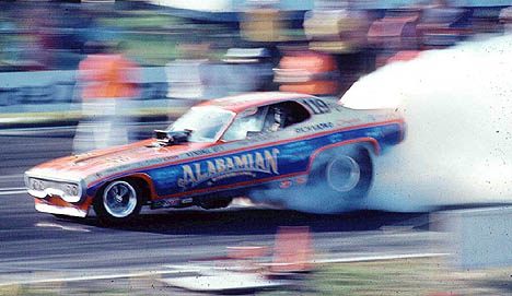 Pee Wee Wallace and the Alabamian are just a blur of speed. Photo by Peter Kumble