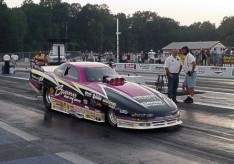 Bunny Burkett prepares to blast down the quarter. Royce Miller and starter Jeff Taylor look on. Tim Pratt photo